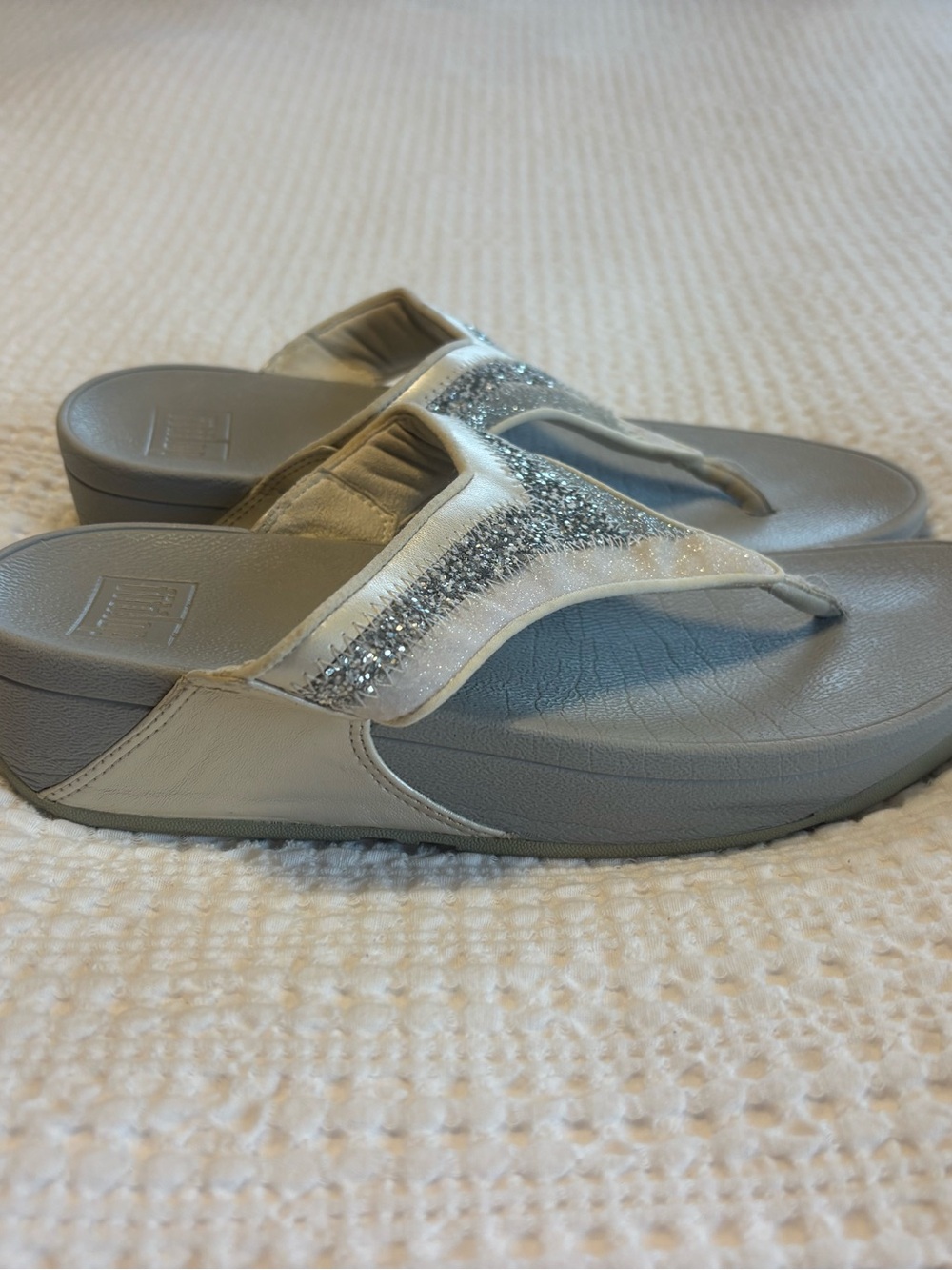 Fitflop Women’s Silver Glitter Thong Sandals 7.5